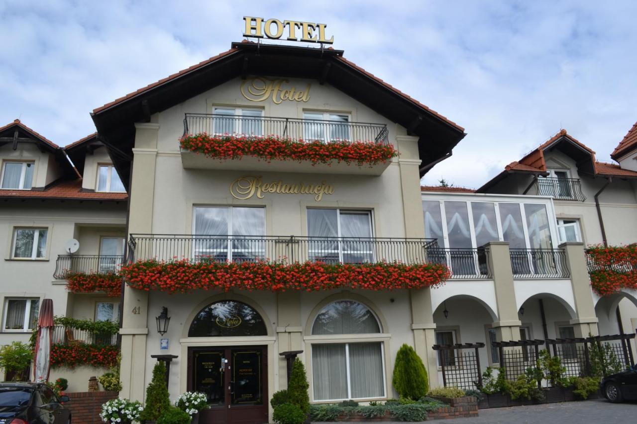 Hotel Mateo Stopnica Bagian luar foto